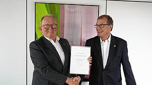 Oberbürgermeister Klaus Eberhardt (rechts) gratuliert Hanspeter Schuler zum 40-jährigen Dienstjubiläum im öffentlichen Dienst. Foto: ...