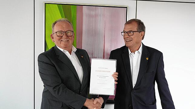 Oberbürgermeister Klaus Eberhardt (rechts) gratuliert Hanspeter Schuler zum 40-jährigen Dienstjubiläum im öffentlichen Dienst. Foto: ...