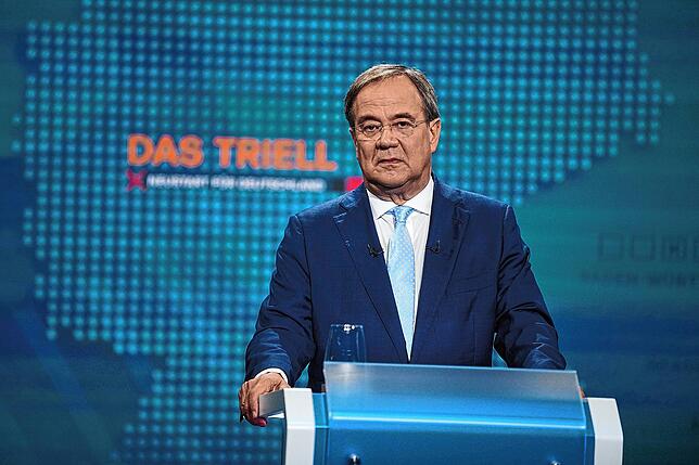 CDU Kanzlerkandidat Armin Laschet steht vor der Diskussion im Studio in Berlin-Adlershof.