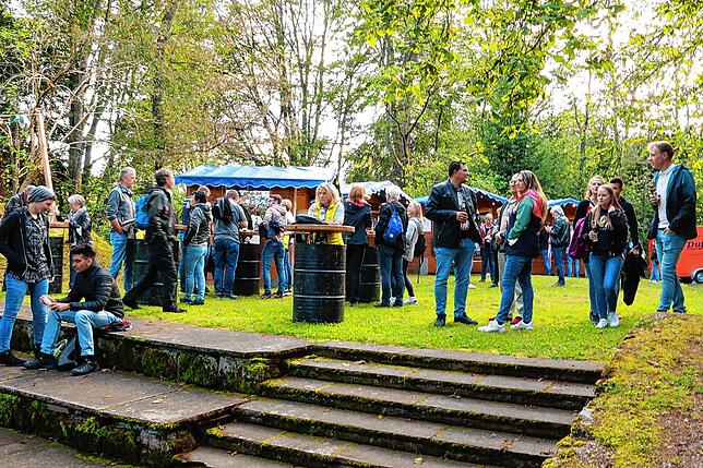 Der Festplatz mit den Verkaufsständen für Speisen und Getränke füllt sich am Samstagabend langsam.