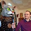 Miau! Zustimmend und voller Vorfreude antwortet der Villinger Kater auf die Frage von Marvin Singer (rechts), ob die Katzenmusik bereit ...