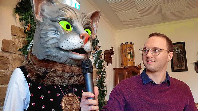 Miau! Zustimmend und voller Vorfreude antwortet der Villinger Kater auf die Frage von Marvin Singer (rechts), ob die Katzenmusik bereit ...