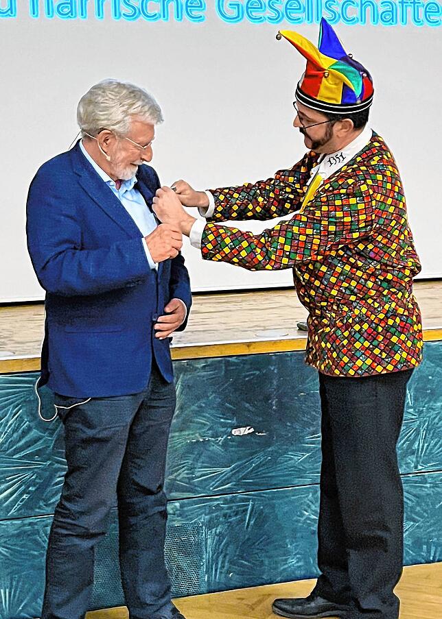 Der Ordensmeister des Stockacher Narrengerichts, Markus Vollmer (rechts), verleiht Werner Mezger einen besonderen Orden, wie ihn nicht ...