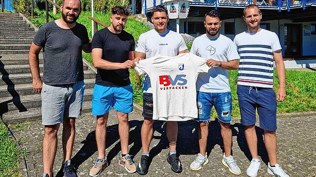 Verstärkungen: Der FC Erzingen hat noch einmal vier neue Spieler für seinen Kader gewonnen. Trainer Klaus Gallmann (links) und ...