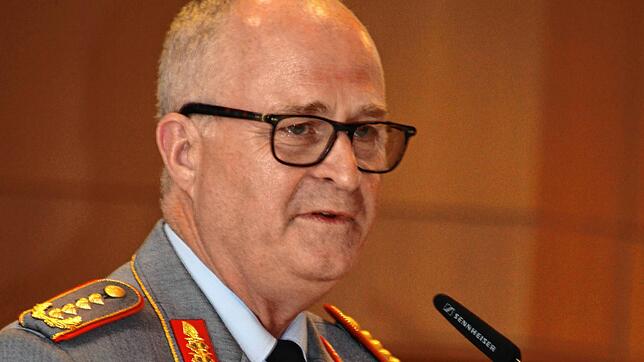 Eberhard Zorn, höchster Soldat der Bundeswehr, erläuterte klar, präzise und verständlich die Situation der Bundeswehr und gab Einblicke ...