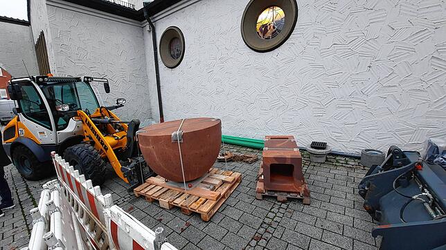 Zwischenlagerung neben der Kirche, ehe Altar um Ambo reingebracht werden können.
