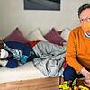 Eckart von Hirschhausen am Bett einer Patientin, die seit zwei Jahren an Long Covid erkrankt ist,fragt sich: Wie gut sind wir für die ...
