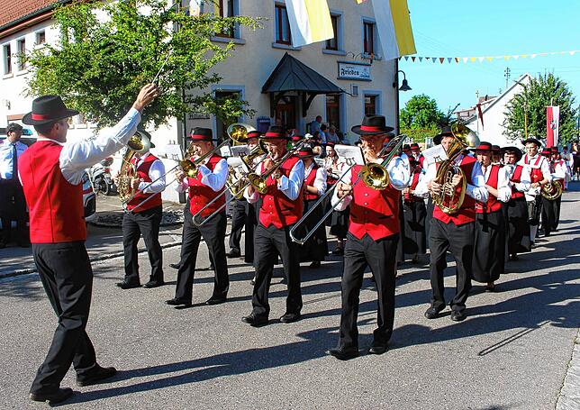 Die Musikkapelle Großschönach zieht durch den Ort. Auch der Musikverein Herdwangen sorgt für schöne Klänge.