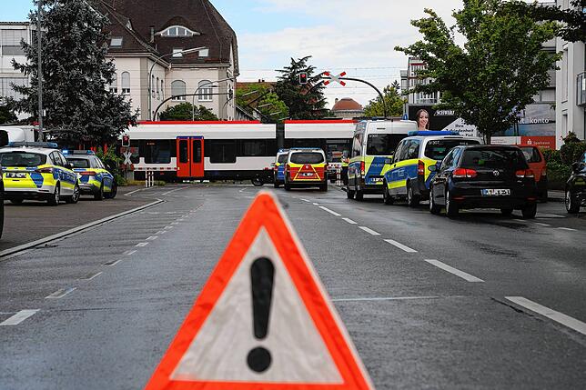 (Archivbild) Beim Bahnübergang Schneckenburgstraße ist es im Juli 2023 zu einem tödlichen Unfall zwischen einem Fußgänger und einem ...