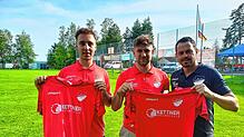 Mit Joris Gailiunas (von links) und Luca Pantel (Bildmitte) präsentiert Vorstandsmitglied Patrick Anders (rechts) die ersten Zugänge ...