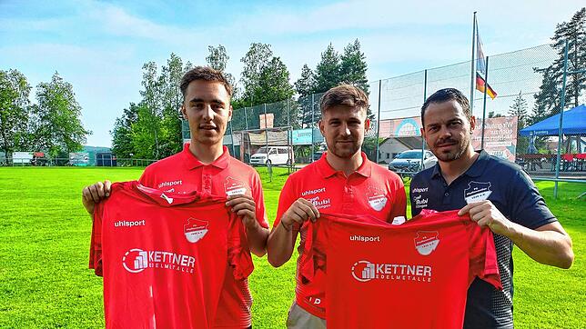 Mit Joris Gailiunas (von links) und Luca Pantel (Bildmitte) präsentiert Vorstandsmitglied Patrick Anders (rechts) die ersten Zugänge ...