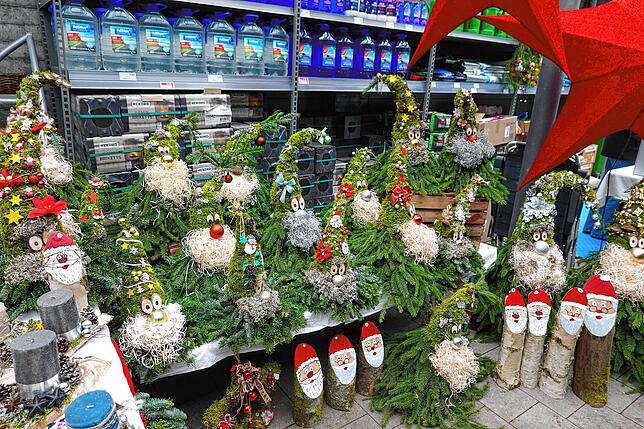 Bild 7: Groß und Klein trotzen beim Weihnachtsmarkt Rickenbach dem Schmuddelwetter