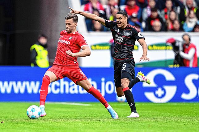 Lucas Höler (l) in Aktion gegen Berlins Danilho Doekhi (r).