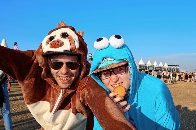 Bild 1: Wilde Outfits in Sicht: Das sind die modischsten Leute auf dem Southside Festival 2025