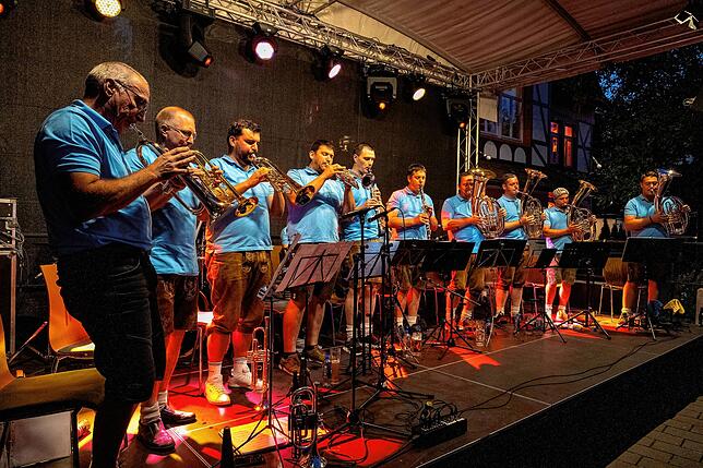 Die Milibach Musikanten bei ihrem Auftritt auf der Bühne beim Gasthaus Krone.