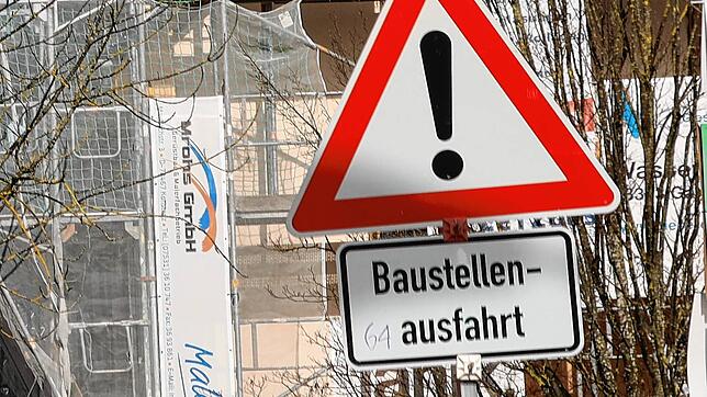 Symbolbild: Auch 2022 werden in Konstanz wieder einige Baustellenschilder zu sehen sein.