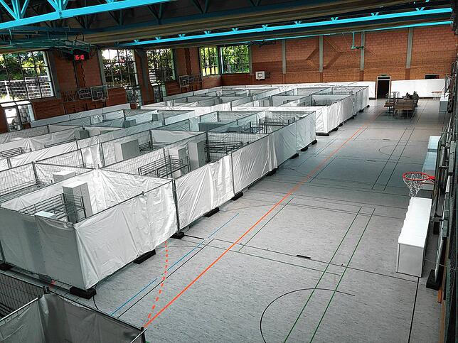 Ähnliche Wohnboxen wie hier in der Singener Kreissporthalle wurden vom Technischen Hilfswerk auch in der Uhlandhalle aufgebaut.