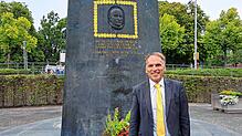 Franz Eduard Gruber vor dem Zeppelin-Denkmal in Friedrichshafen. „Es braucht Visionen, um voranzukommen“, sagt Gruber – ganz nach dem ...