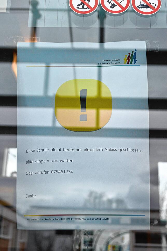 „Diese Schule bleibt heute aus aktuellem Anlass geschlossen“, steht auf einem Schild an der Türe der Don-Bosco-Schule ...