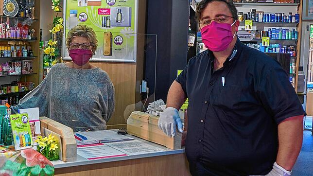 Mit Sicherheit einkaufen: Stephan Ruthe und seine Mitarbeiterin Frau Müther freuen sich darauf, in der Parfümerie Wir für Sie wieder ...