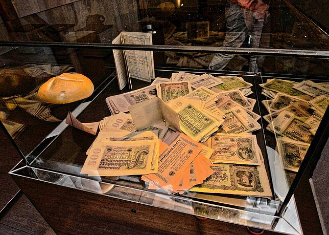 Eine Vitrine widmet sich der Hyperinflation von 1923, die auch in Meersburg viele Sparvermögen vernichtete.