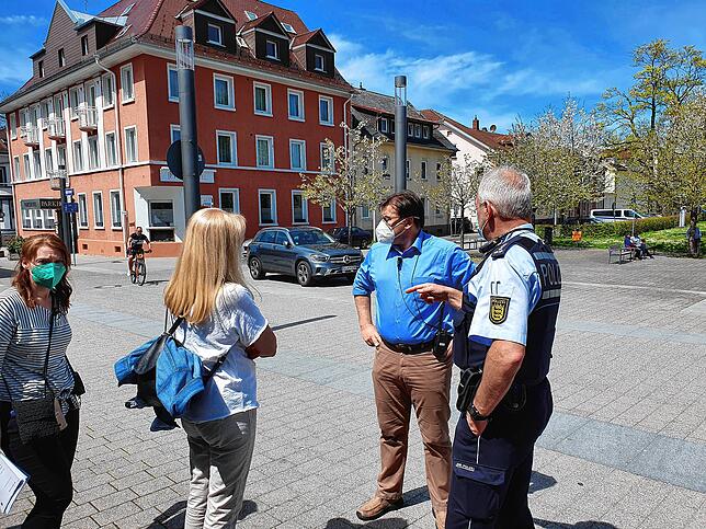 Die Stadtverwaltung arbeitet eng mit der Polizei zusammen am Muttertag. Rechts Armin Irion, stellvertretender Revierleiter in Villingen. ...