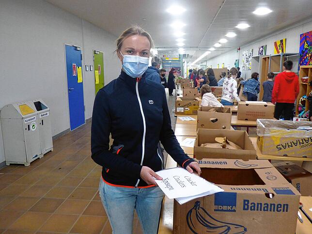Vertrauenslehrerin Alexandra Fleischhut ist eine der vielen Lehrerinnen, die beim Spendentag mit anpacken. Gerade verteilt sie die ...