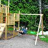 Der Kinderspielturm verlockt nicht nur die kleinen Besucher zum Schaukeln, sondern auch den Jugendleiter Alexander Ebi.