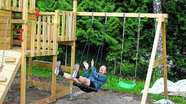 Der Kinderspielturm verlockt nicht nur die kleinen Besucher zum Schaukeln, sondern auch den Jugendleiter Alexander Ebi.