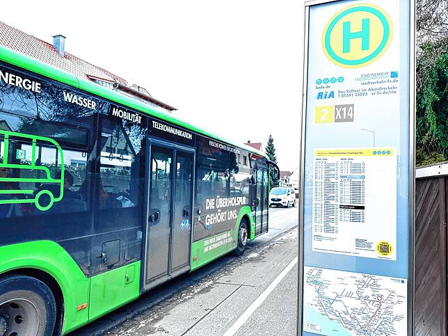 Die neuen Fahrpläne an den Haltestellen im neuen Design sollen für die Fahrgäste übersichtlicher sein.