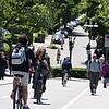 Eine der wichtigsten Achsen für Radfahrer in der Stadt: Die Radbrücke über den Rhein führt direkt auf die als Radstraße ausgebaute ...