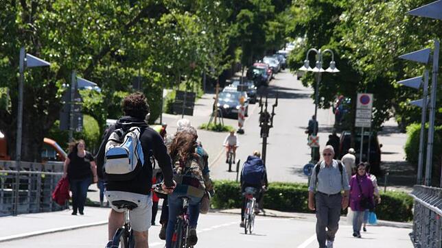 Eine der wichtigsten Achsen für Radfahrer in der Stadt: Die Radbrücke über den Rhein führt direkt auf die als Radstraße ausgebaute ...
