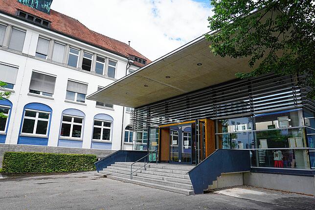 Das Graf-Zeppelin-Gymnasium Friedrichshafen – eine der Schulen, an denen Corona-Fälle auftauchten.