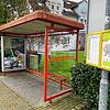 Die Bushaltestelle Urisberg im Schwaketen-Gebiet. Unbekannte haben die Scheibe hinten rechts eingeworfen.