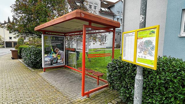 Die Bushaltestelle Urisberg im Schwaketen-Gebiet. Unbekannte haben die Scheibe hinten rechts eingeworfen.