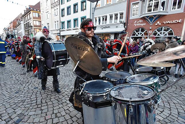 Bild 22: Fasnetmontag in Villingen: Bilder vom blau-weißen  Glonkiumzug