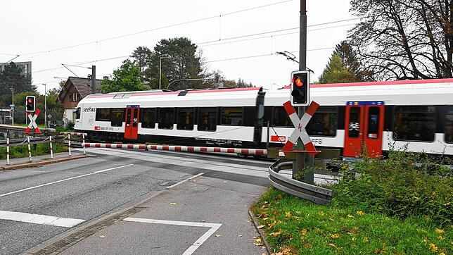 Der Bahnübergang in der Schaffhauser Straße in Singen auf einem Archivbild von 2022. Genau wie damals heißt es auch in diesem Jahr ...