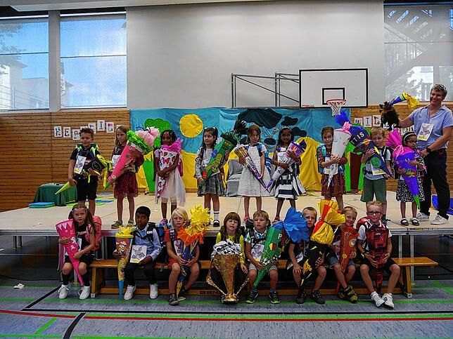 Die Kinder der neuen Klasse 1c der Teggingerschule bei ihrer Einschulung mit Klassenlehrerin Tina Remmel.