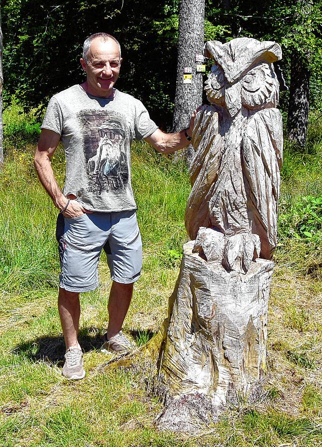Waldemar Hug bei der Holzeule am Parkplatz „Kreuzstein“.