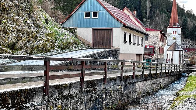 Das Geländer an der Alten Straße (Kronenmatte) in Nußbach ist mehr als marode, es sollte laut Ortschaftsrat dringend erneuert werden. ...