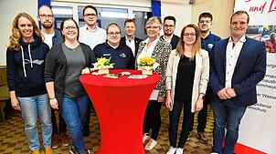 Die Mitglieder vom Ortsverband wählen den neuen Vorstand bei der Mitgliederversammlung. Im Bild von links Catharina Seidel, Thomas ...