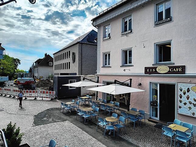 Auf diesem Foto vom Juni dieses Jahres sieht man die Rathausbrunnen-Baustelle in unmittelbarer Nachbarschaft der Eisdiele. Zuvor waren ...