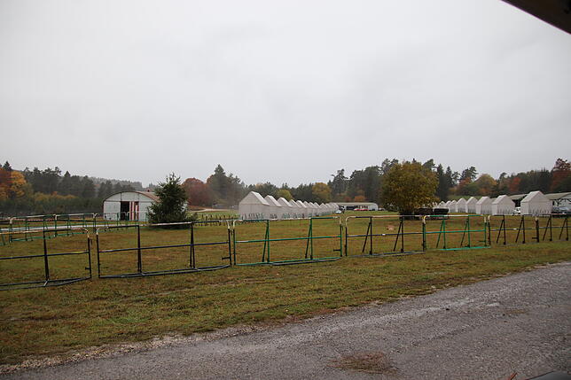 Blick auf die „Marktstätte“. Sie wird durch zwei Reihen weißer kleiner Üb-Häuser markiert.