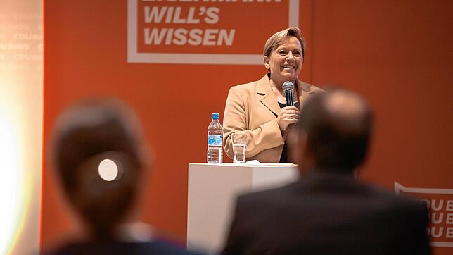 Susanne Eisenmann geht bei ihrer Tour durch alle Wahlkreise auf die Befindlichkeiten der Zuhörer ein. Sie will es vom Kultusministerium ...