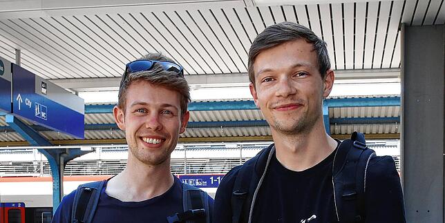 Der Ausflug nach Konstanz stand für Benjamin Henn (links) und Christoph Grünig aus Mannheim längst fest. Das Neun-Euro-Ticket kam da ...