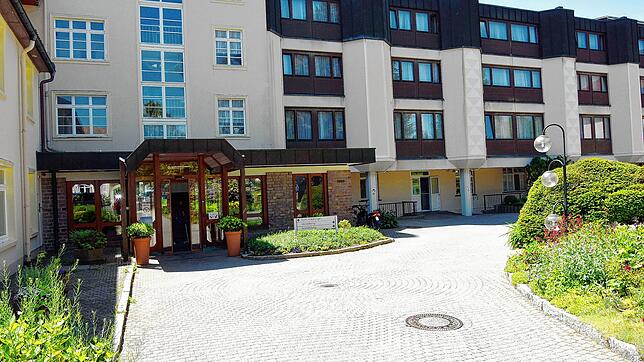 Die Fachkliniken Sonnenhof. Hier gehen Zwei- und Vierbeiner ein und aus.