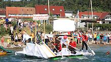 Die Schrottregatta startet am Samstag um 17 Uhr am Welterbe-Pavillon. Unser Bild zeigt die „Schanzen Tournee zum Hafenloch“, die Sieger ...