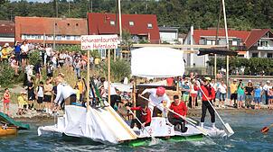 Die Schrottregatta startet am Samstag um 17 Uhr am Welterbe-Pavillon. Unser Bild zeigt die „Schanzen Tournee zum Hafenloch“, die Sieger ...
