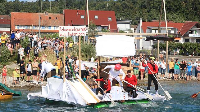 Die Schrottregatta startet am Samstag um 17 Uhr am Welterbe-Pavillon. Unser Bild zeigt die „Schanzen Tournee zum Hafenloch“, die Sieger ...