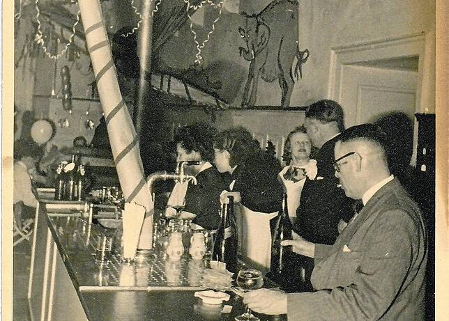 Hinter dem Buffet im Restaurant des Hotels zum Schiff befand sich bis in die 1950er-Jahre eine Bodenluke, die zum geheimen Gang führte, ...